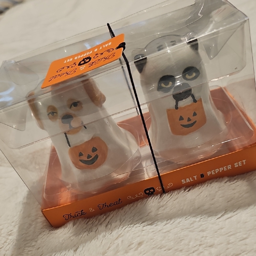 NWT Trick & Treat Halloween Dog And Cat Salt and Pepper Shaker Set